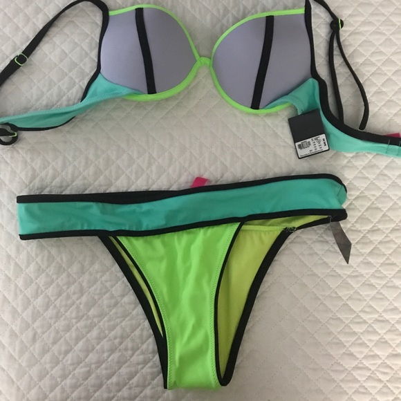 Victoria’s Secret Bikini - Picture 2 of 5